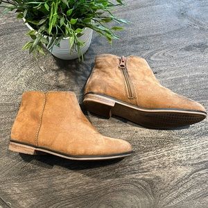 Cat and Jack boots in a size 2girls